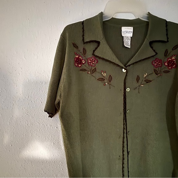 Vintage embroidered knit button up tee shirt - Picture 4 of 9